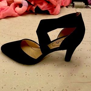 Womens black heels, life stride soft system padding, closed toe dress pumps